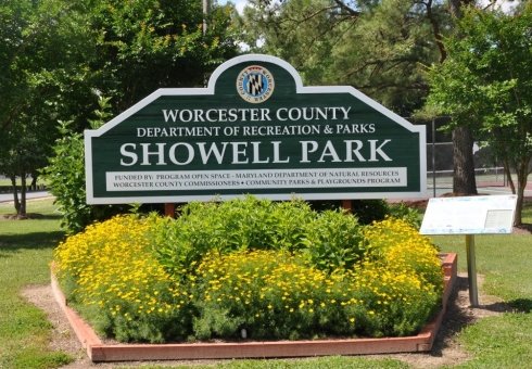 showell park sign with shrubs